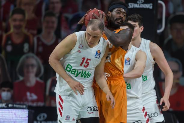 皮球应声入 皮球应声入